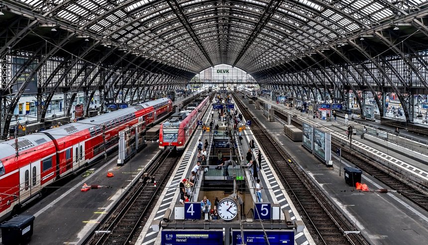 Blick auf die Bahnsteige am Kölner Hauptbahnhof Blick auf die Bahnsteige am Kölner Hauptbahnhof