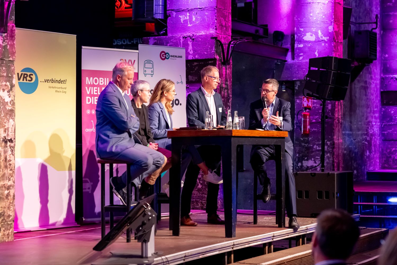 Podium der Mobilitätsakademie 2024 in der Halle Tor 2 in Köln