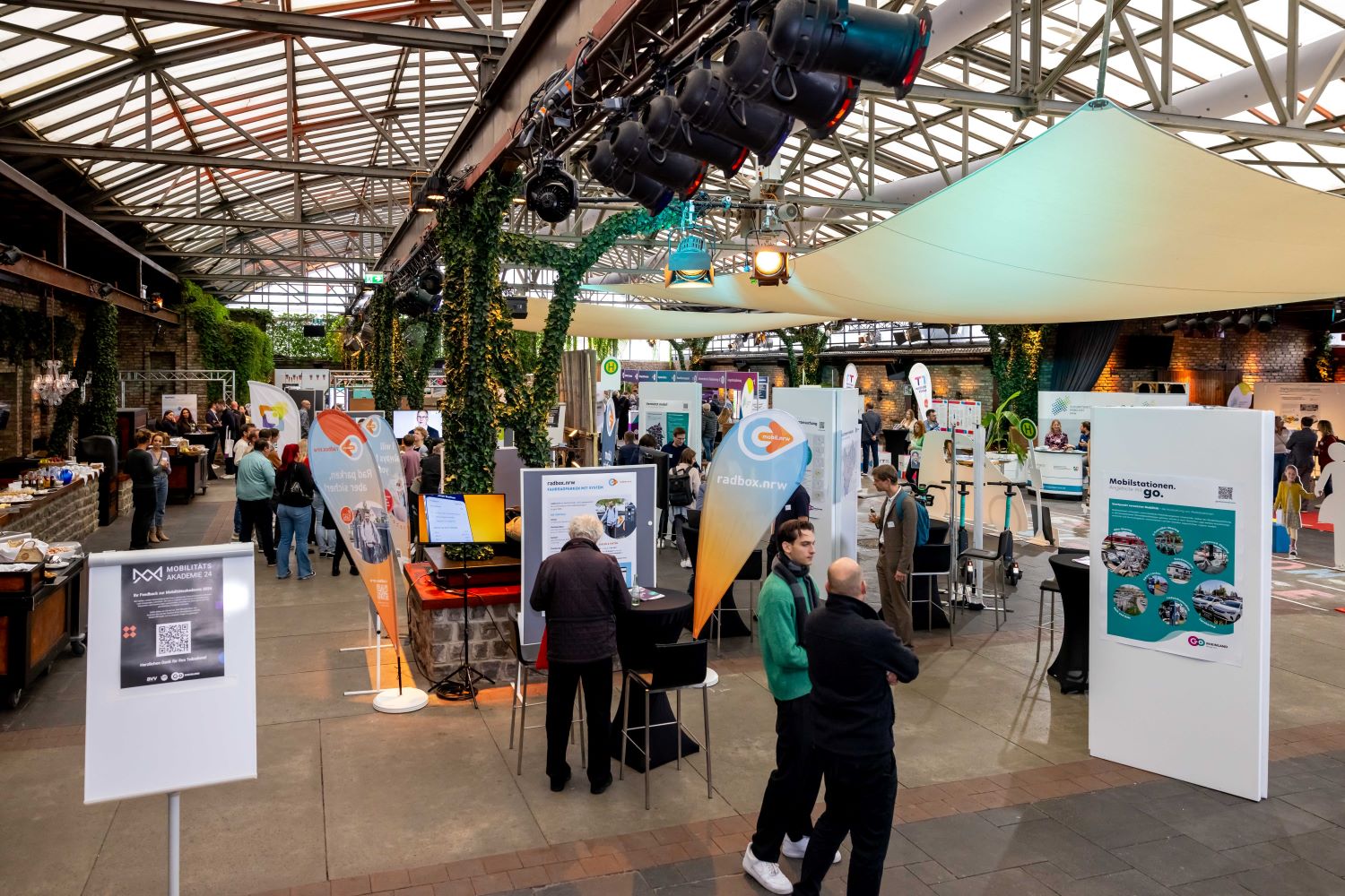 Infomarkt der Mobilitätsakademie 2024 in der Halle Tor 2 in Köln