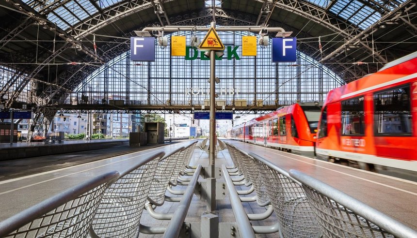 vareo Zug am Kölner Hbf mit Gleisbereich