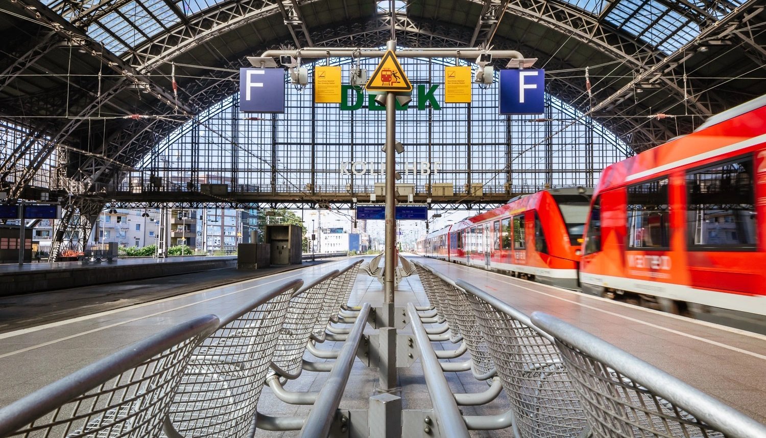 vareo Zug am Kölner Hbf mit Gleisbereich