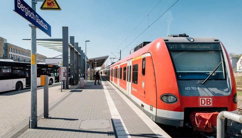 Zug der S 11 am Bahnhof Bergisch Gladbach