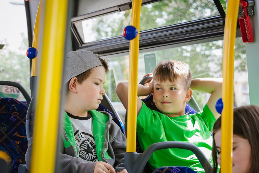 Kinder im Bus sitzend