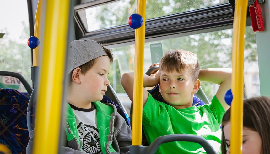 Kinder im Bus sitzend