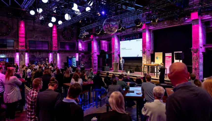 Plenum der Mobilitätsakademie 2024 in der Halle Tor 2 in Köln