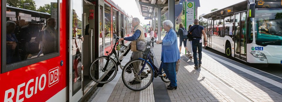 Fahrgäste mit Fahrrädern in RegionalBahn einsteigend