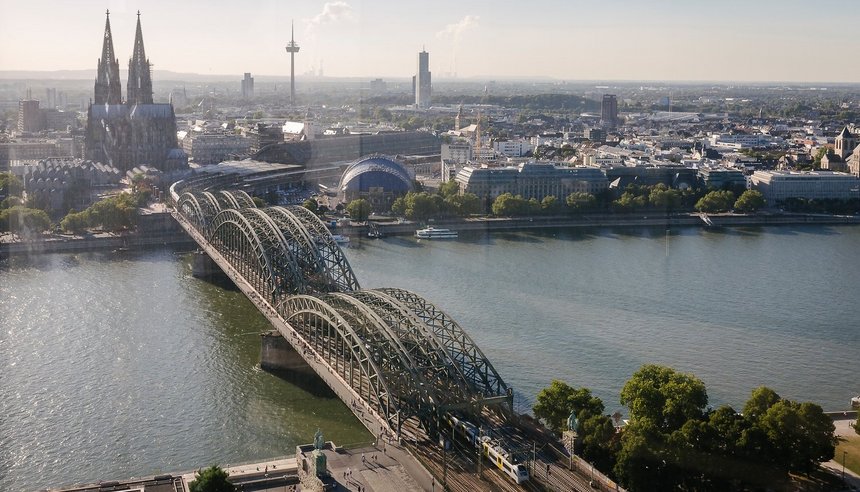 Blick auf Köln mit Hohenzollernbrücke, Hauptbahnhof, Dom und linksrheinischer Stadt Blick auf Köln mit Hohenzollernbrücke, Hauptbahnhof, Dom und linksrheinischer Stadt