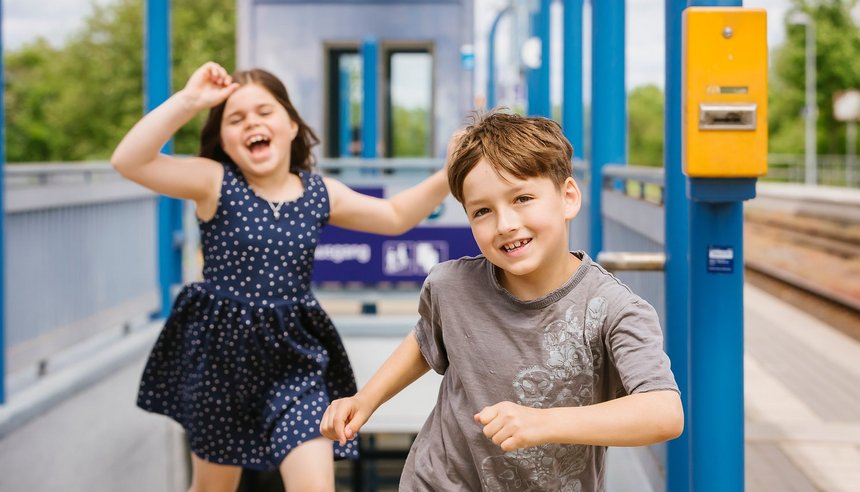 Kinder am Treppenaufgang zum Bahnsteig Kinder am Treppenaufgang zum Bahnsteig