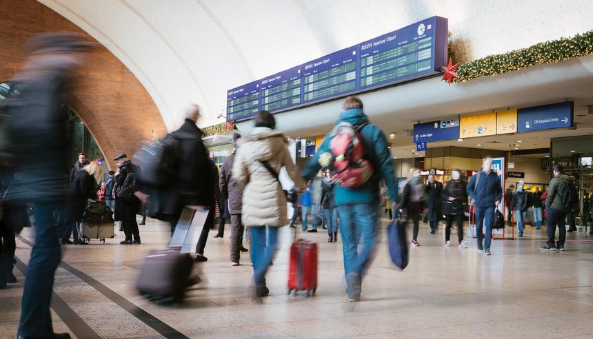 Fahrgäste in Eingangshalle Kölner Hbf