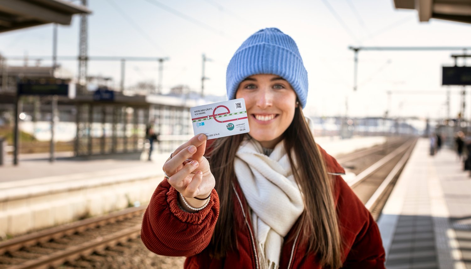 Junge Frau zeigt VRS-Chipticket