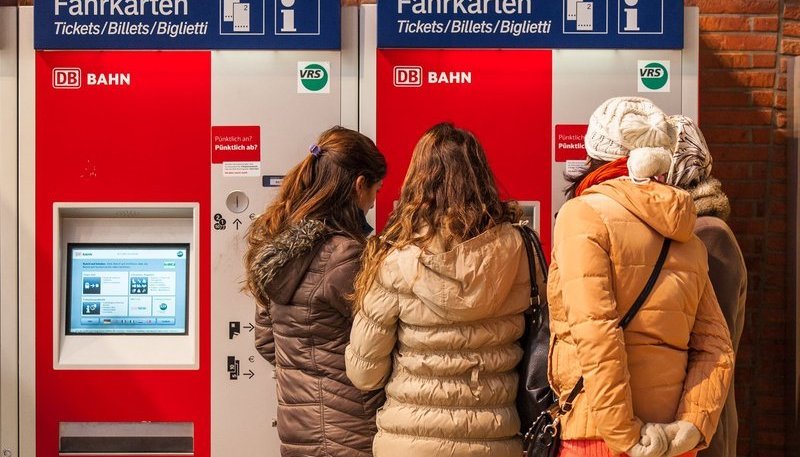 Symbolfoto Ticketkauf am Automaten