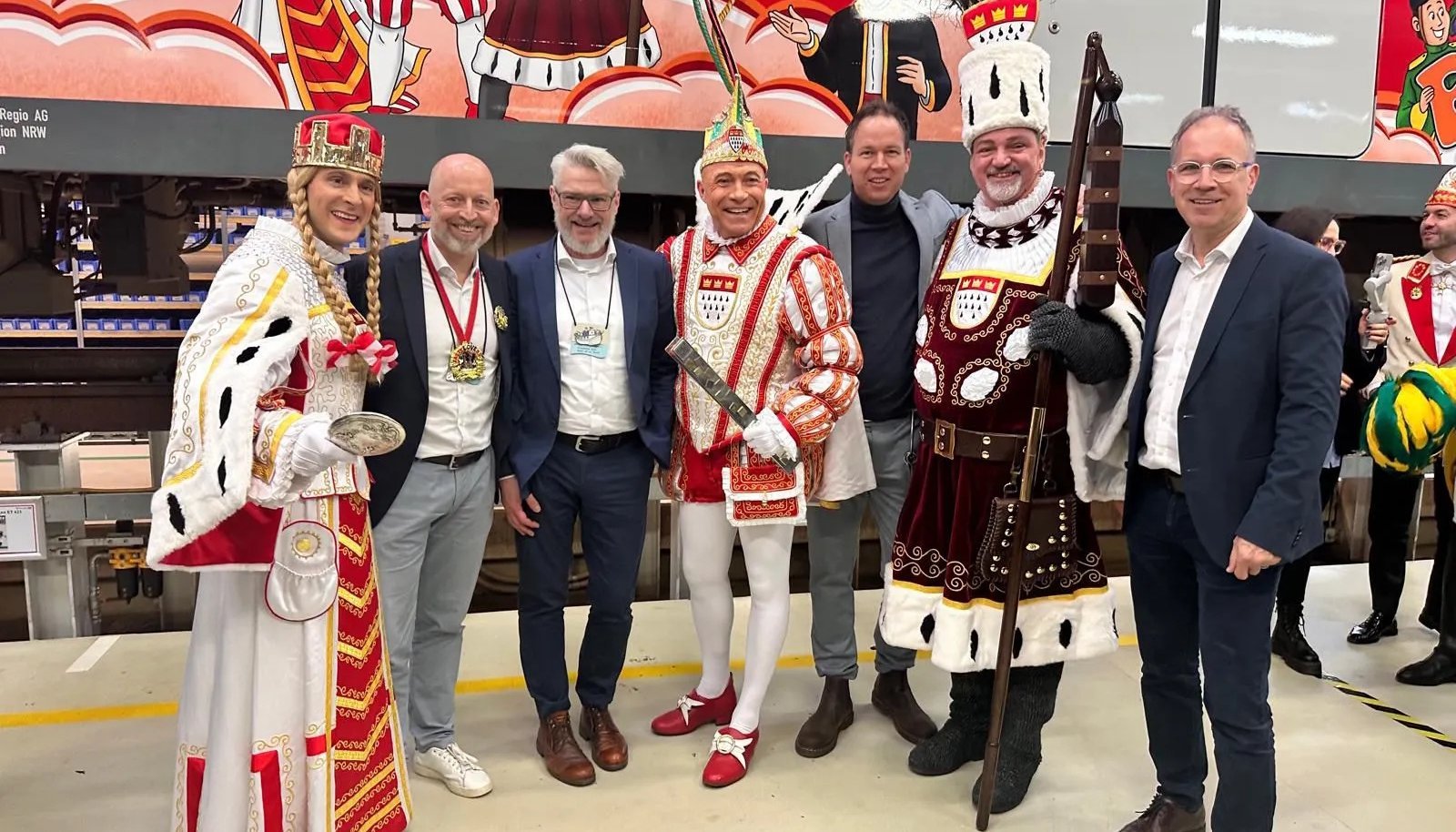 Bei der Präsentation der Karnevals-S-Bahn im Werk Köln-Nippes: Jungfrau Marlis, Frederik Ley (Vorsitzender der Regionalleitung der DB Regio NRW), Michael Vogel, Prinz René I., Marcel Winter, Bauer Michael und Norbert Reinkober (v. l.) © privat