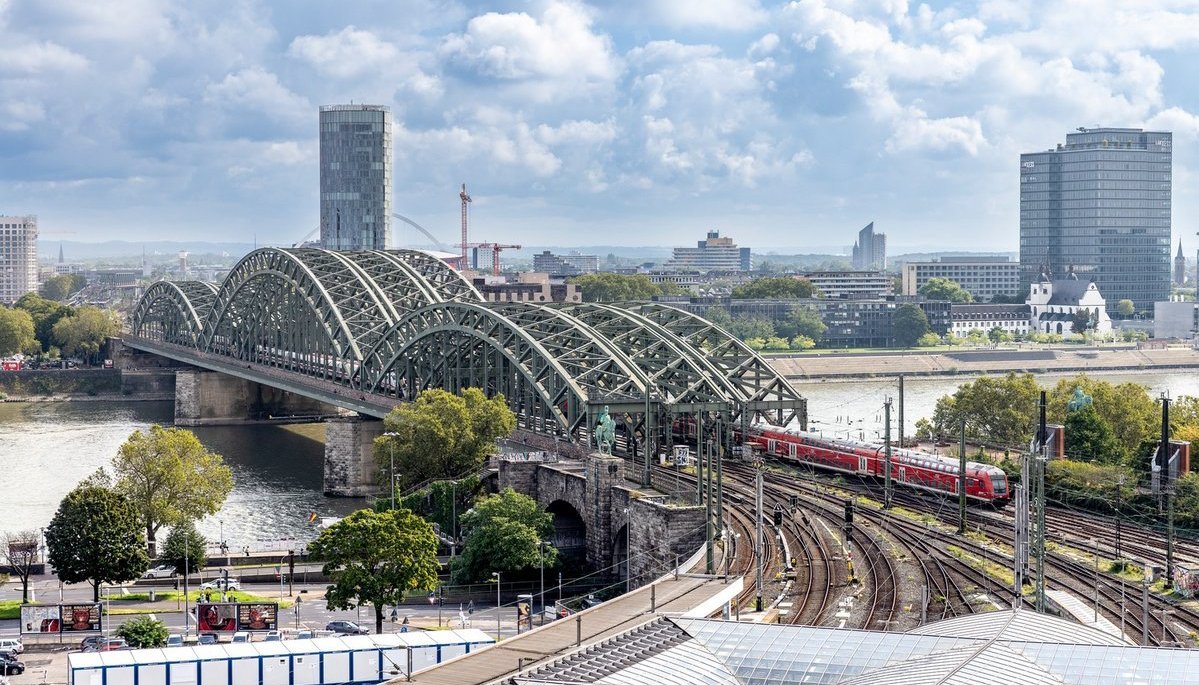 Blick auf die Hohenzollernbrücke vom Dach des Kölner Hbf