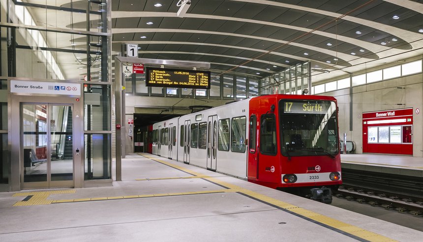 Straßenbahn-Linie 17 fährt die Haltestelle in Köln an