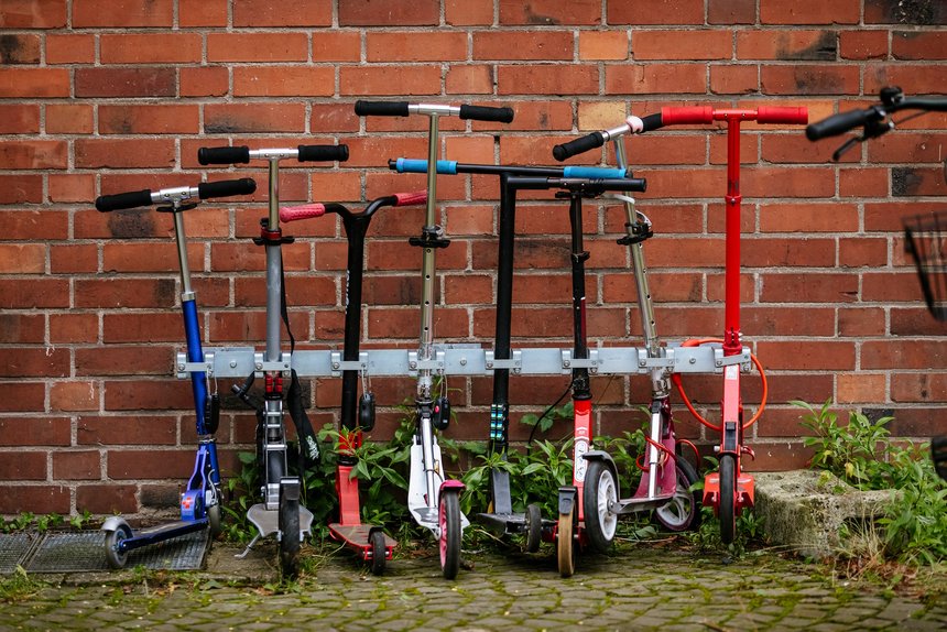 gesicherter Rollerparkplatz an Schule