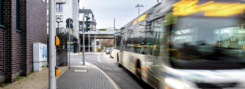 abfahrender Bus der OVAG an Haltestelle