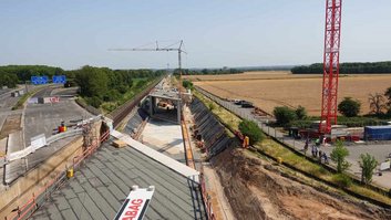 Die Arbeiten für den Ausbau der S 13 (hier ein Archivbild vom Einschub der neuen Autobahnbrücke im Sommer 2023) gehen weiter. © DB AG