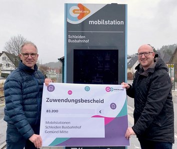© Stadt Schleiden. Zu sehen sind (v.l.) go.Rheinland-Geschäftsführer Dr. Norbert Reinkober und Schleidens Bürgermeister Ingo Pfennings