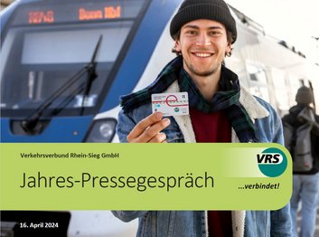 Jahres-Pressegespräch VRS - Junger Mann vor Bahn mit Deutschlandticket